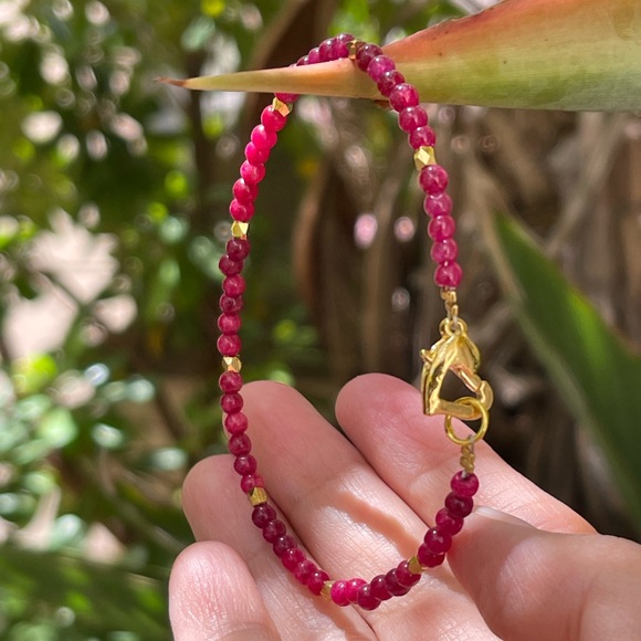 3.75 mm pinkish red ruby bead gold tone heart clasp bracelet - Picture 5 of 9